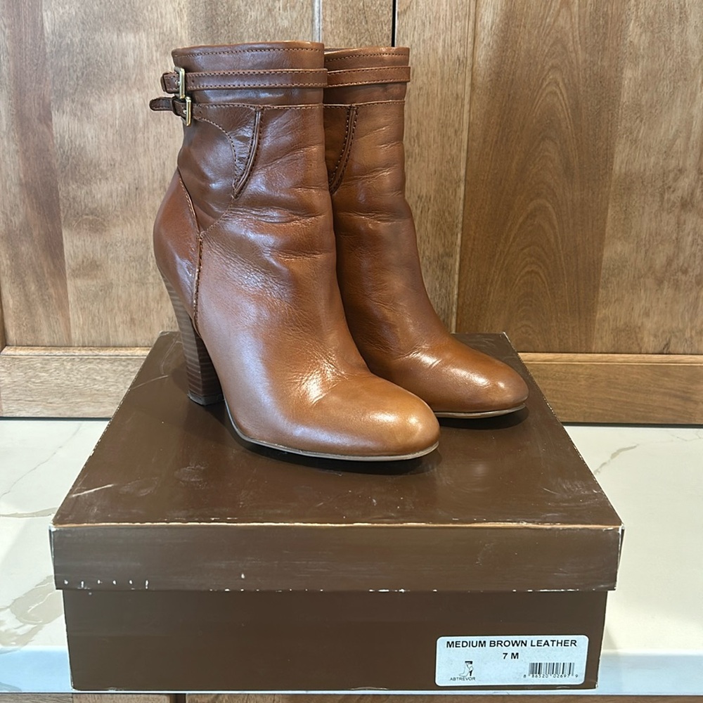 Audrey Brooke Trevor Ankle Bootie, size 7